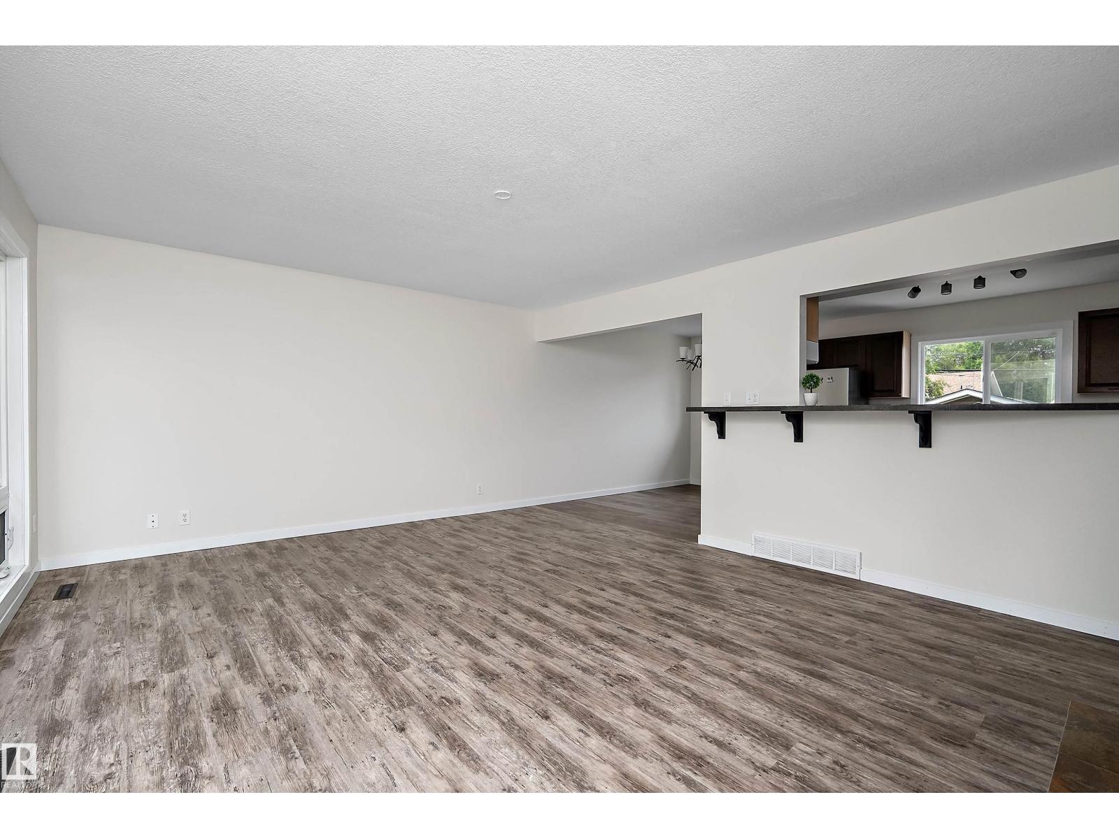4728 48 AV - Image 6