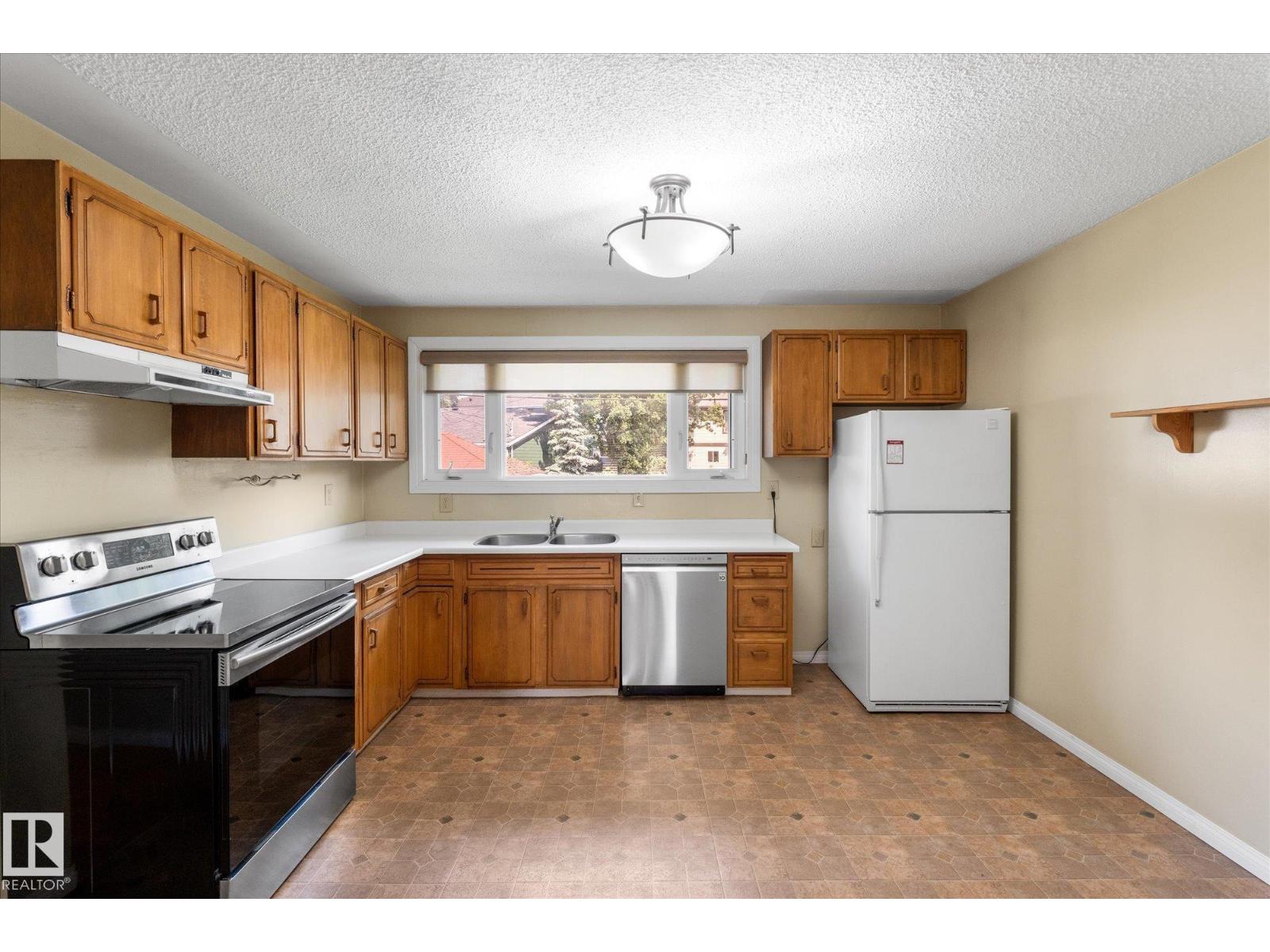 9219 148 ST NW - 10
