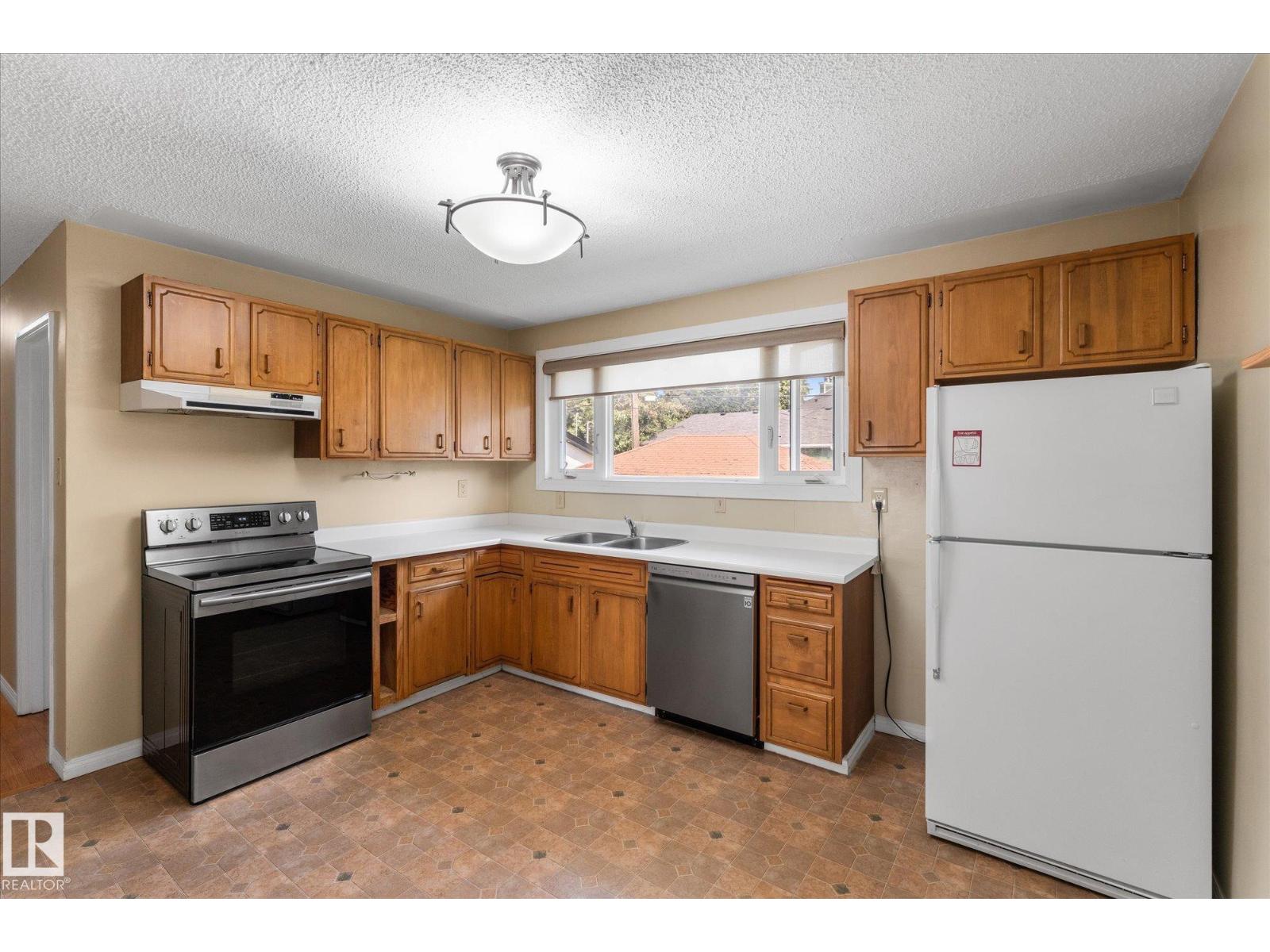 9219 148 ST NW - 11