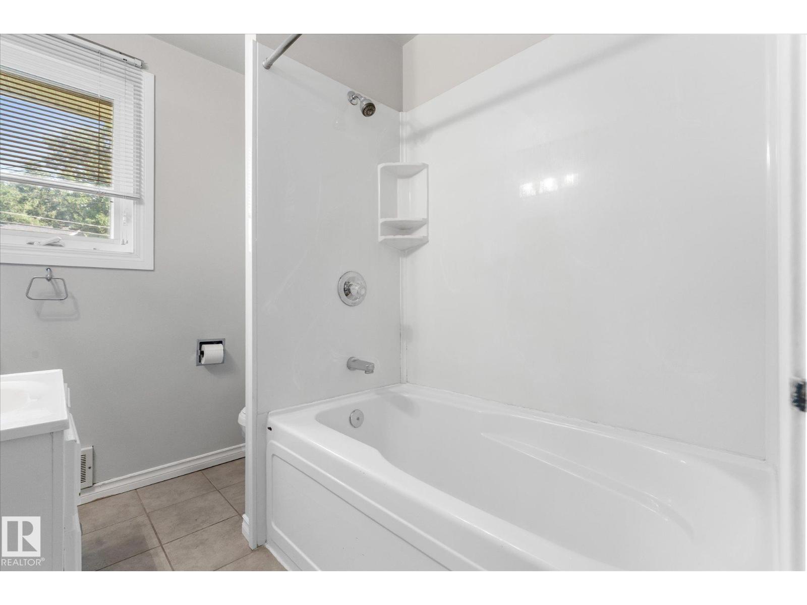9219 148 ST NW - 20