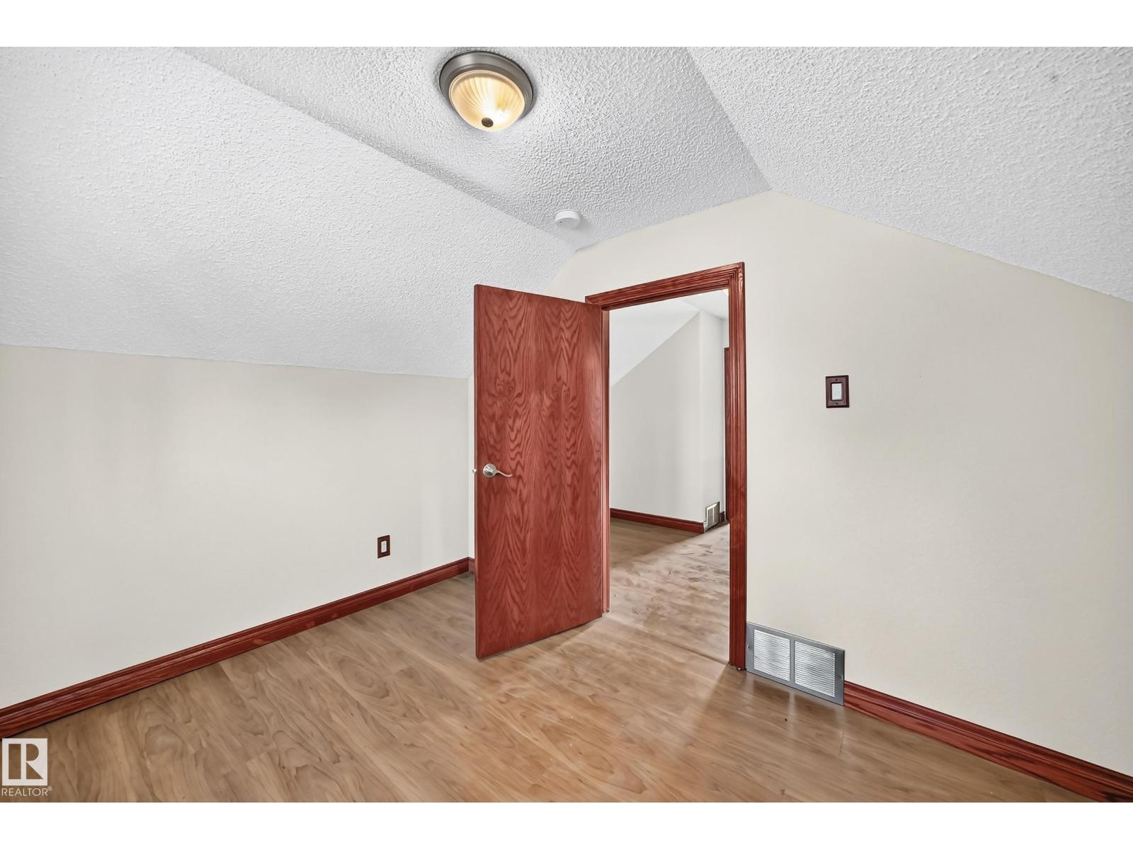 9719 71 AV NW - Image 32