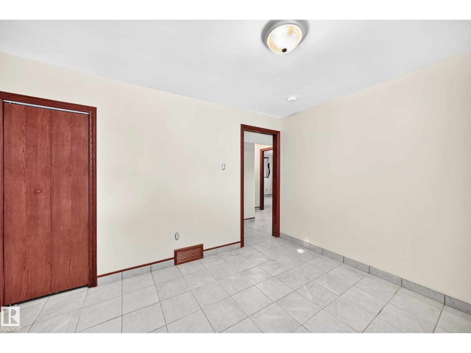 9719 71 AV NW - Image 37