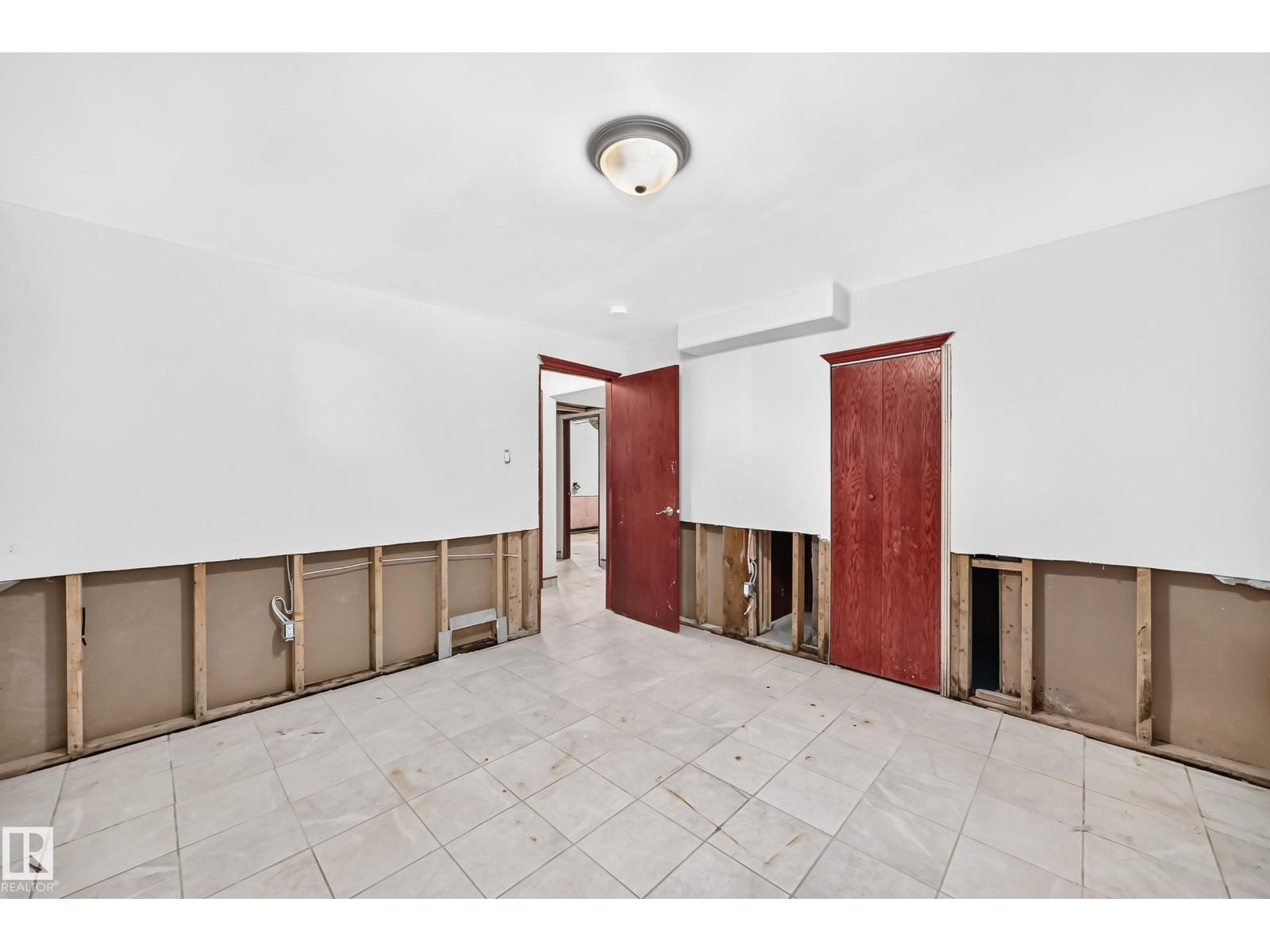 9719 71 AV NW - 41