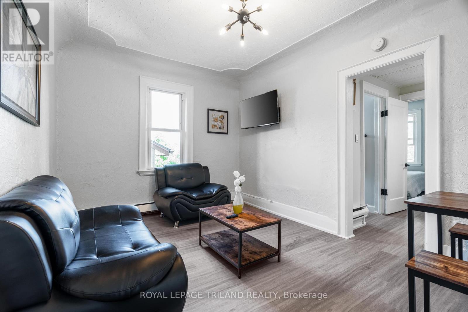 8 - 425 MCKENZIE AVENUE