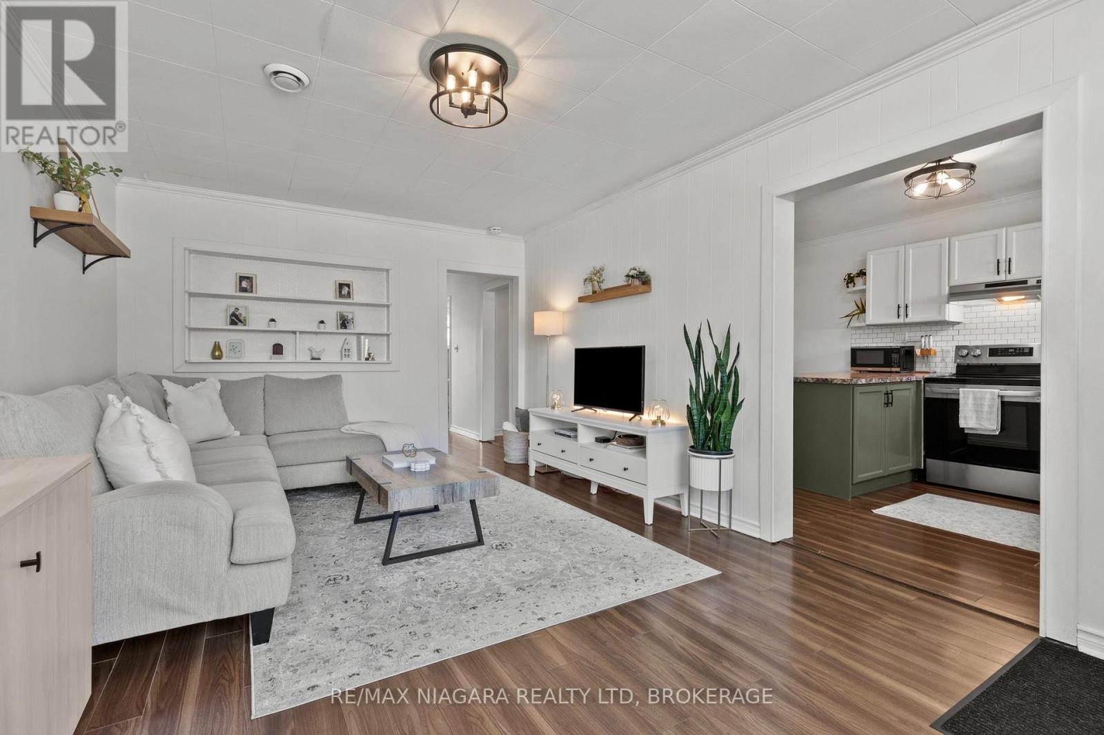 38 ALEXANDRA BOULEVARD - Image 6