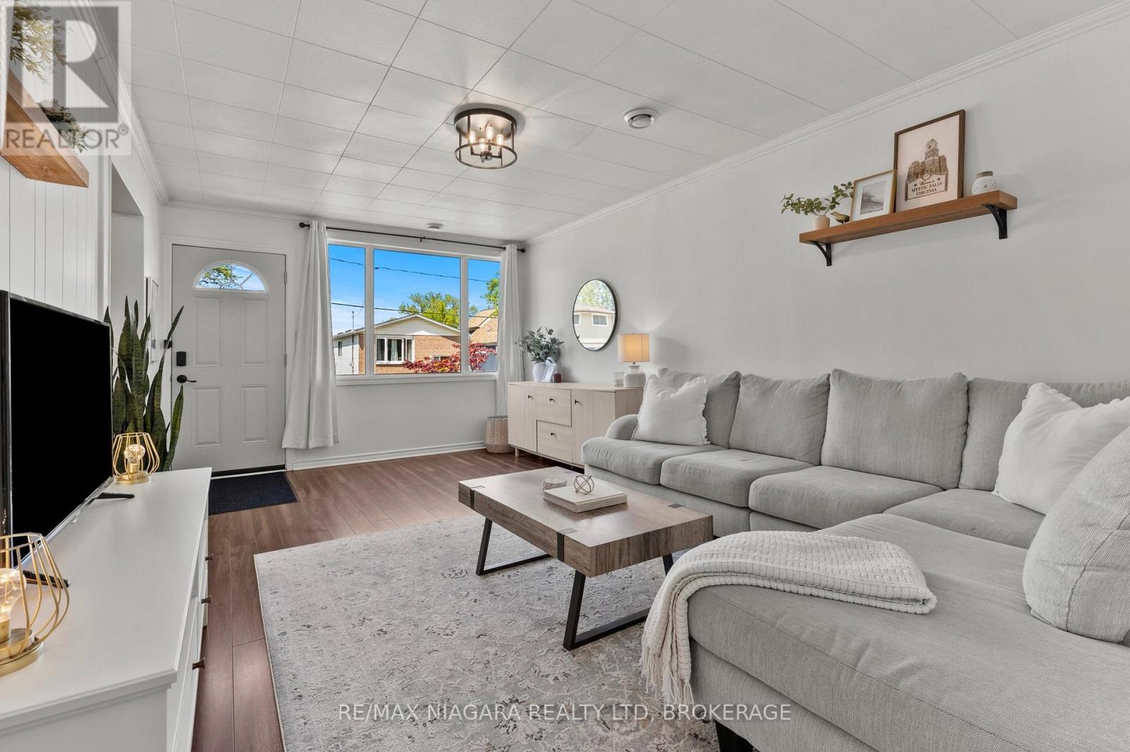 38 ALEXANDRA BOULEVARD - Image 7