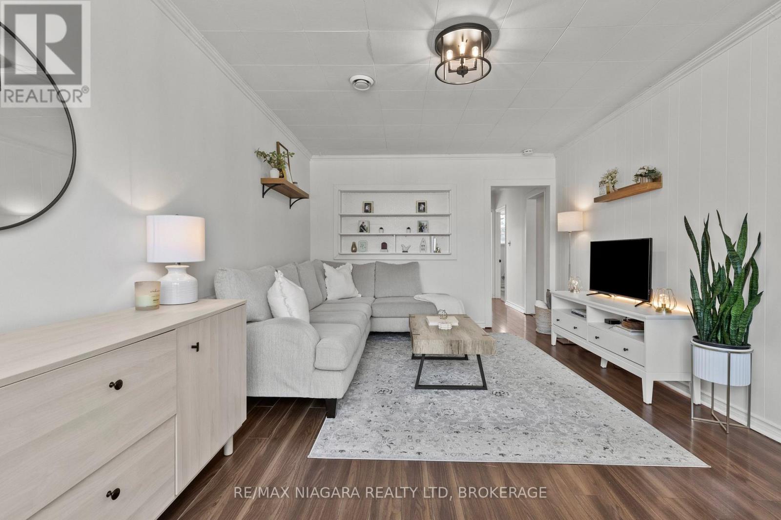 38 ALEXANDRA BOULEVARD - Image 9