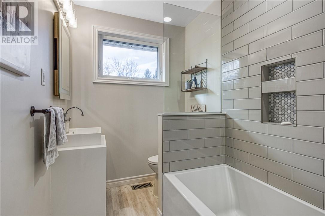 1607 Carling Crescent - 12