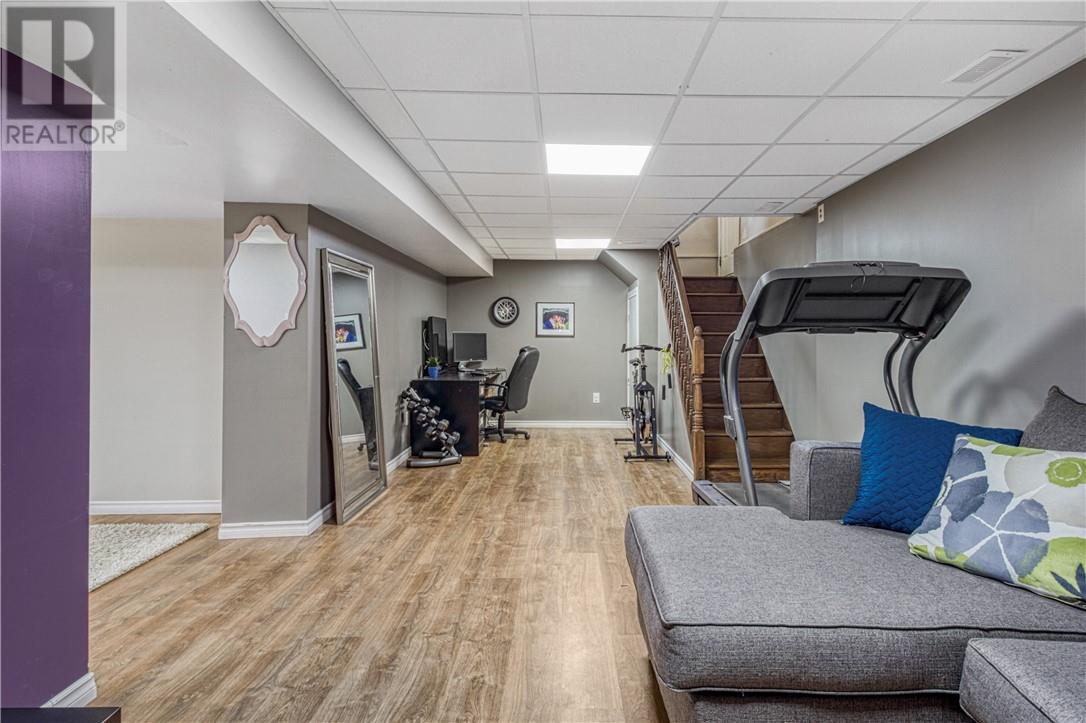 1607 Carling Crescent - 16