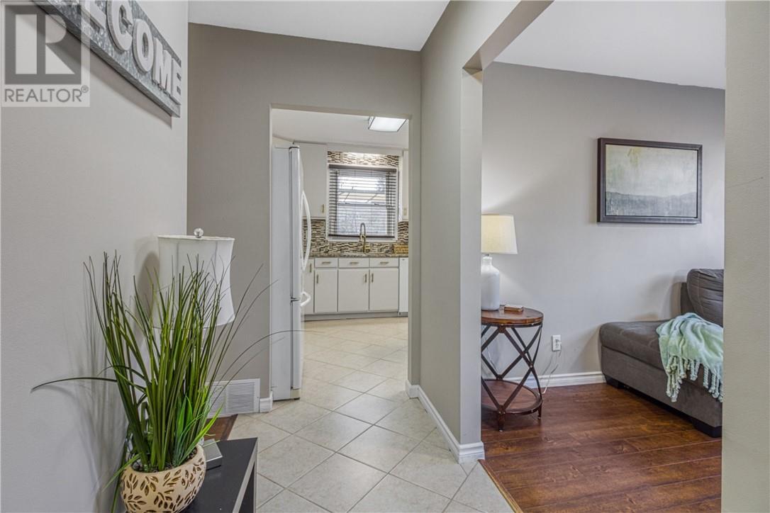 1607 Carling Crescent - 2