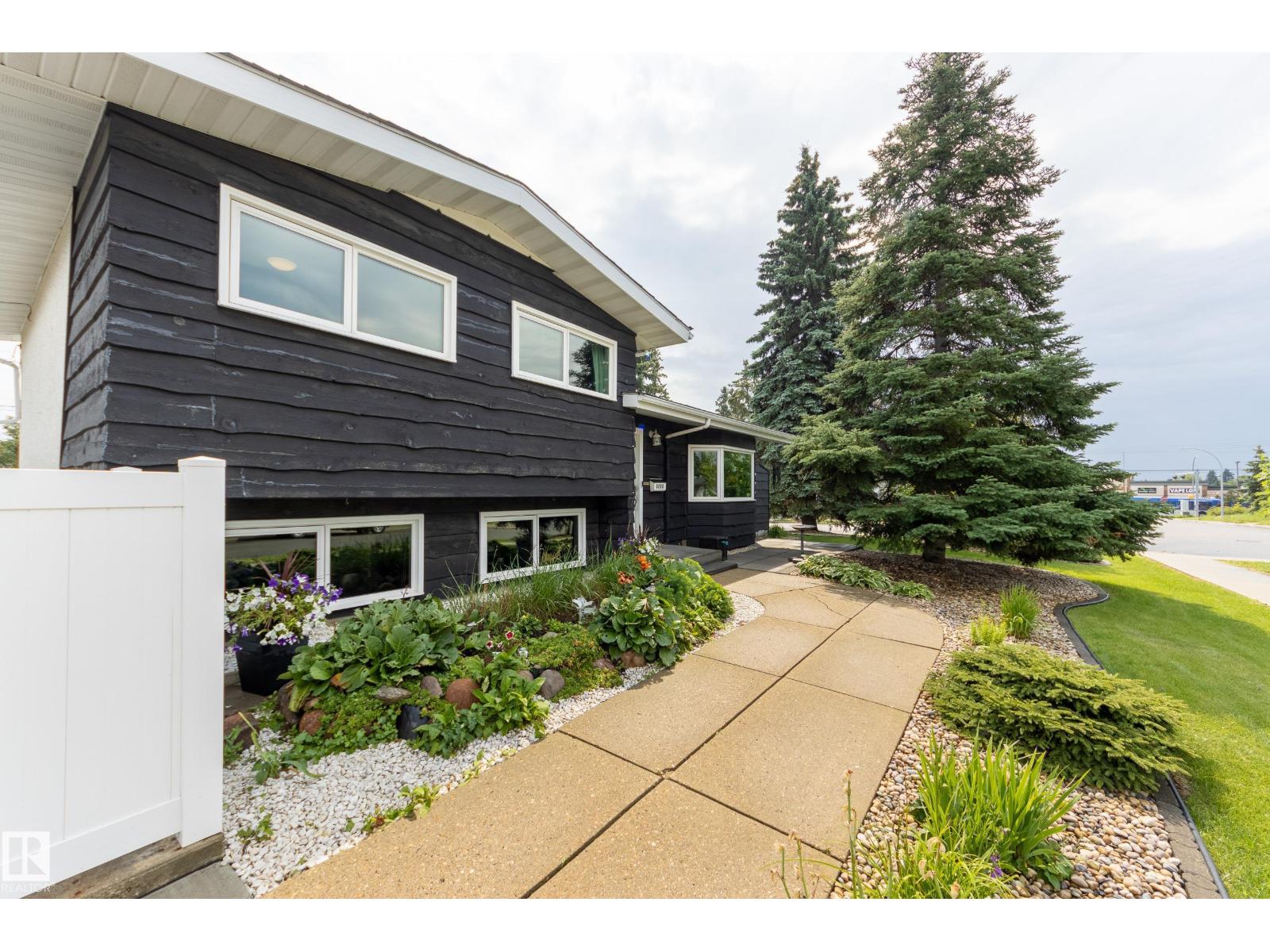 5203 105 ST NW, Pleasantview (Edmonton), Edmonton photo 2