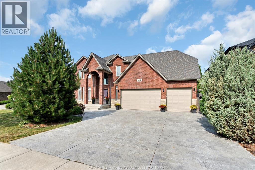 1078 CHARLOTTE CRESCENT - 1