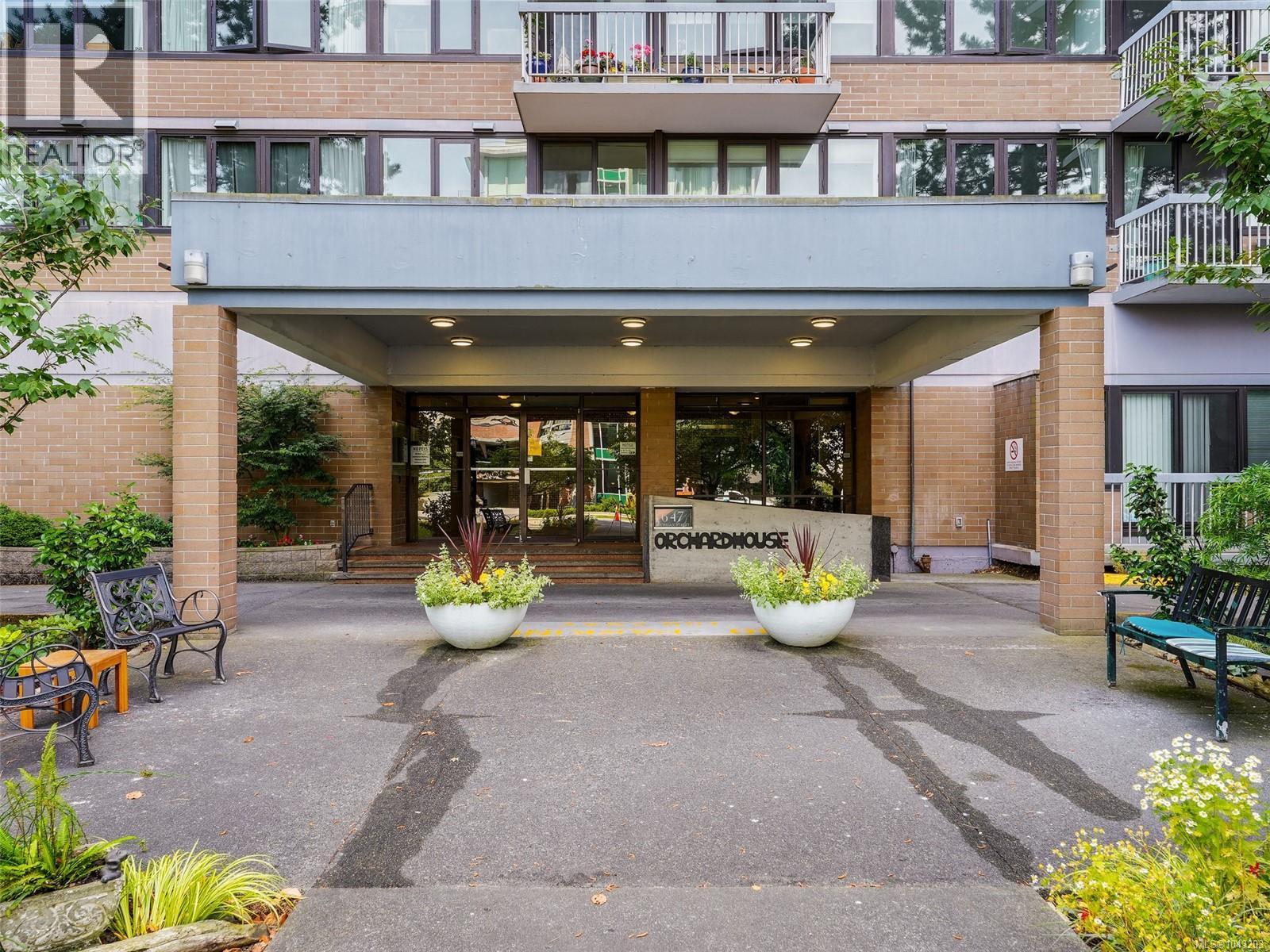 #1810 647 Michigan St - 24