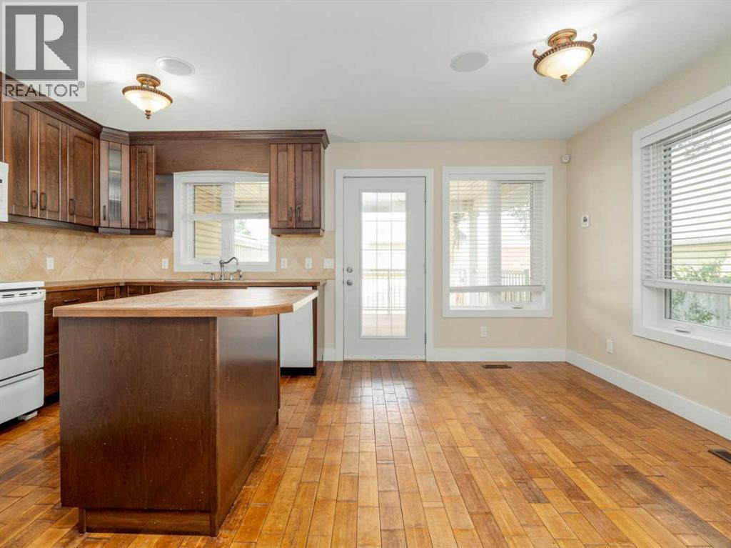 132 14 Street N - Image 12