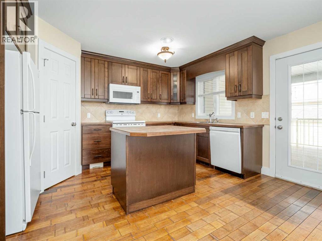 132 14 Street N - Image 13