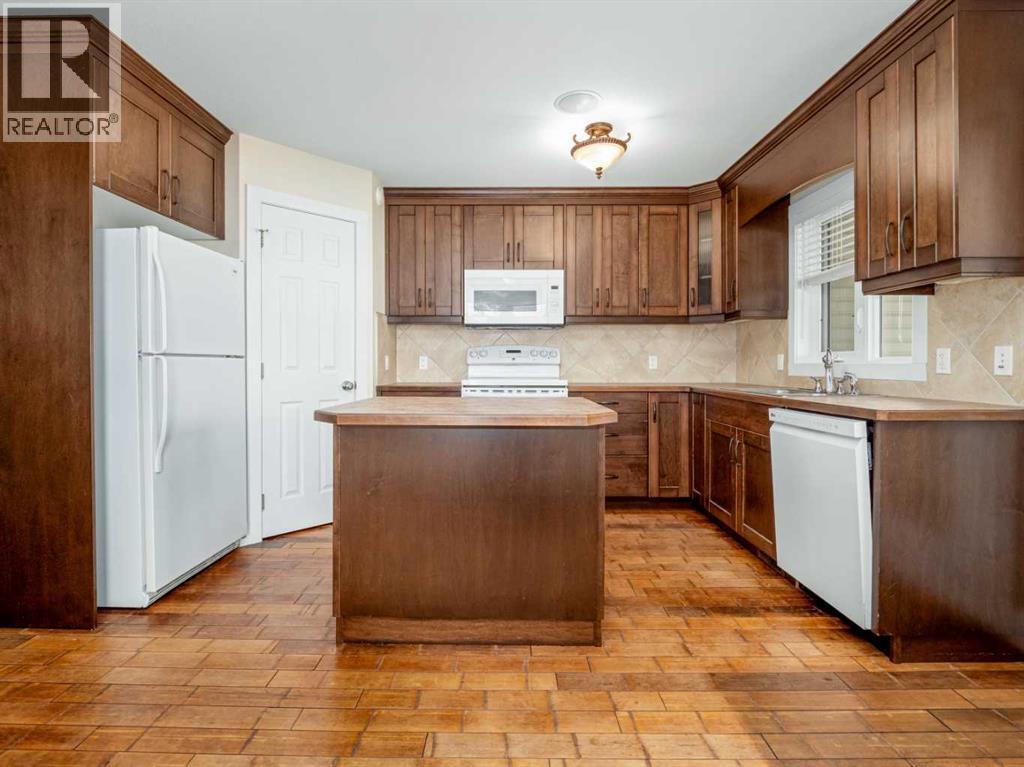 132 14 Street N - Image 14