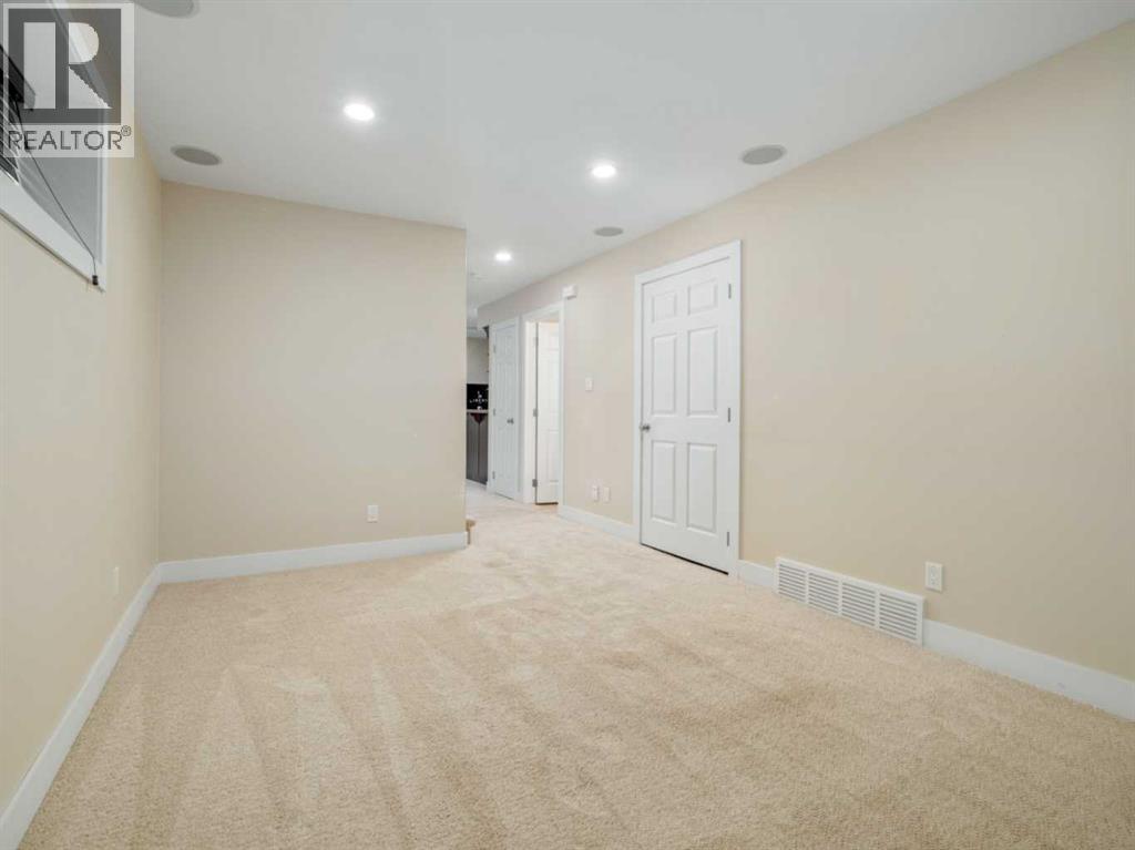 132 14 Street N - Image 33