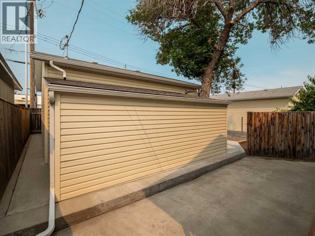 132 14 Street N - Image 40