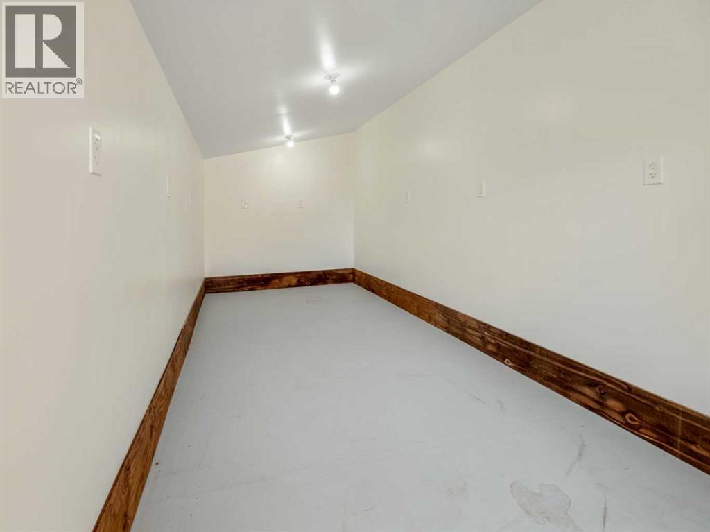 132 14 Street N - Image 46