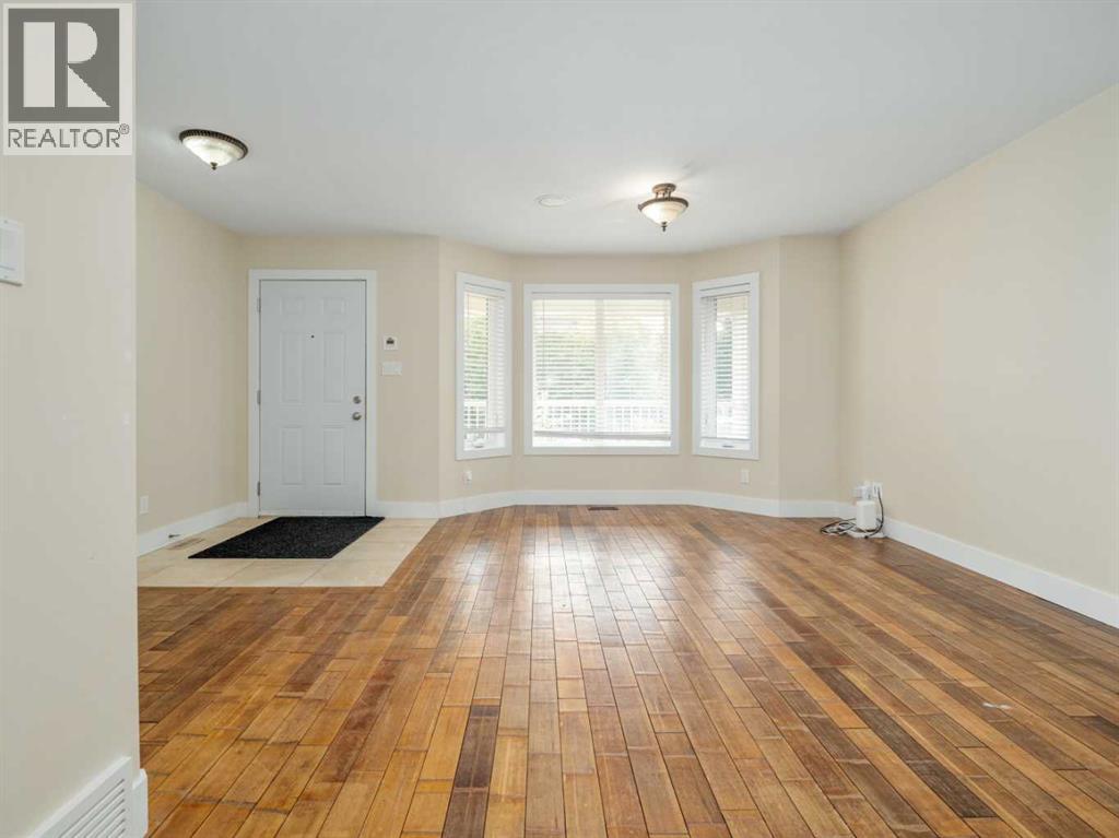 132 14 Street N - Image 9
