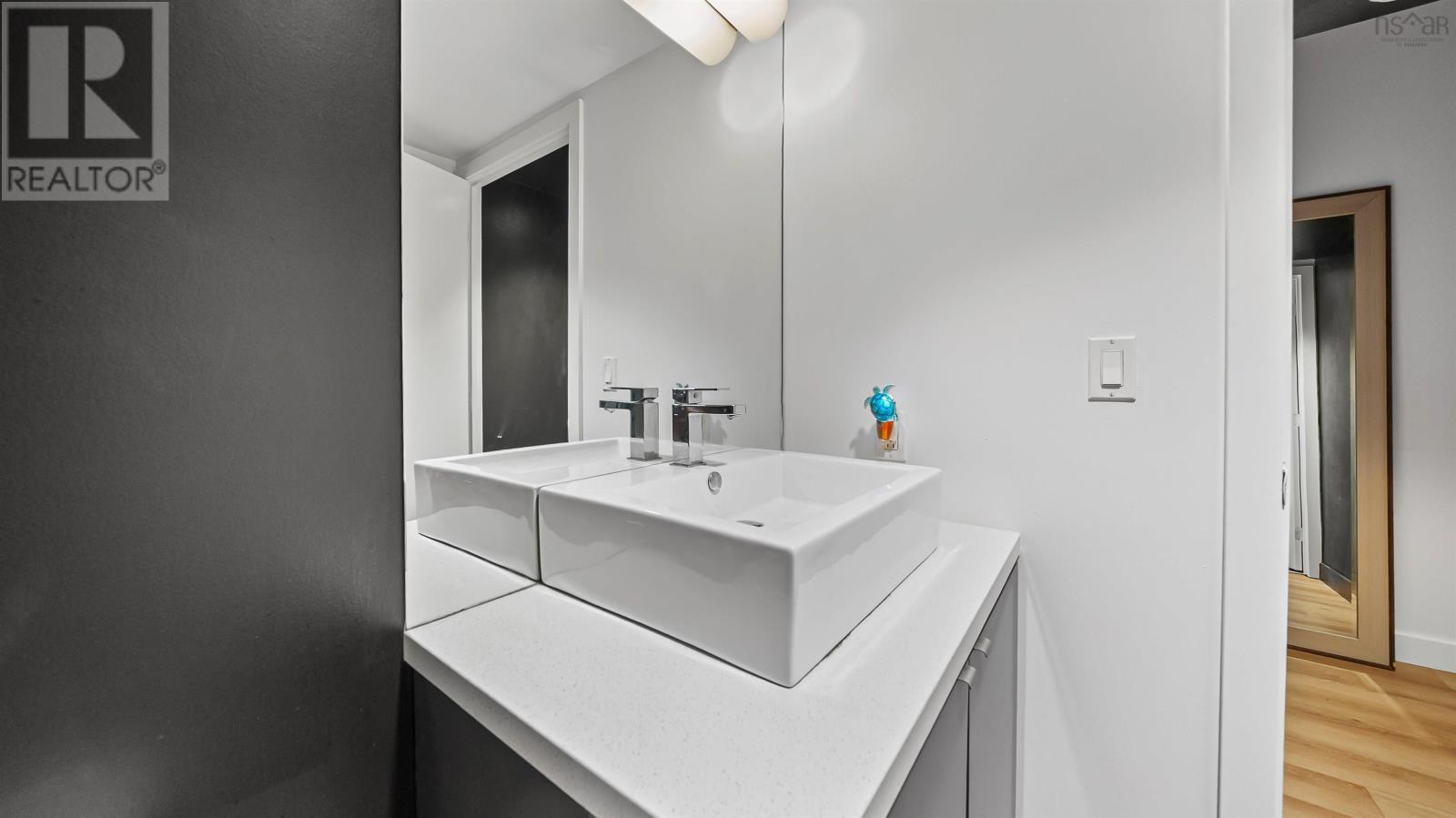 #423 1065 Barrington Street - 5