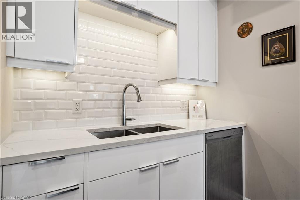 #18 811 SARNIA Road - 11