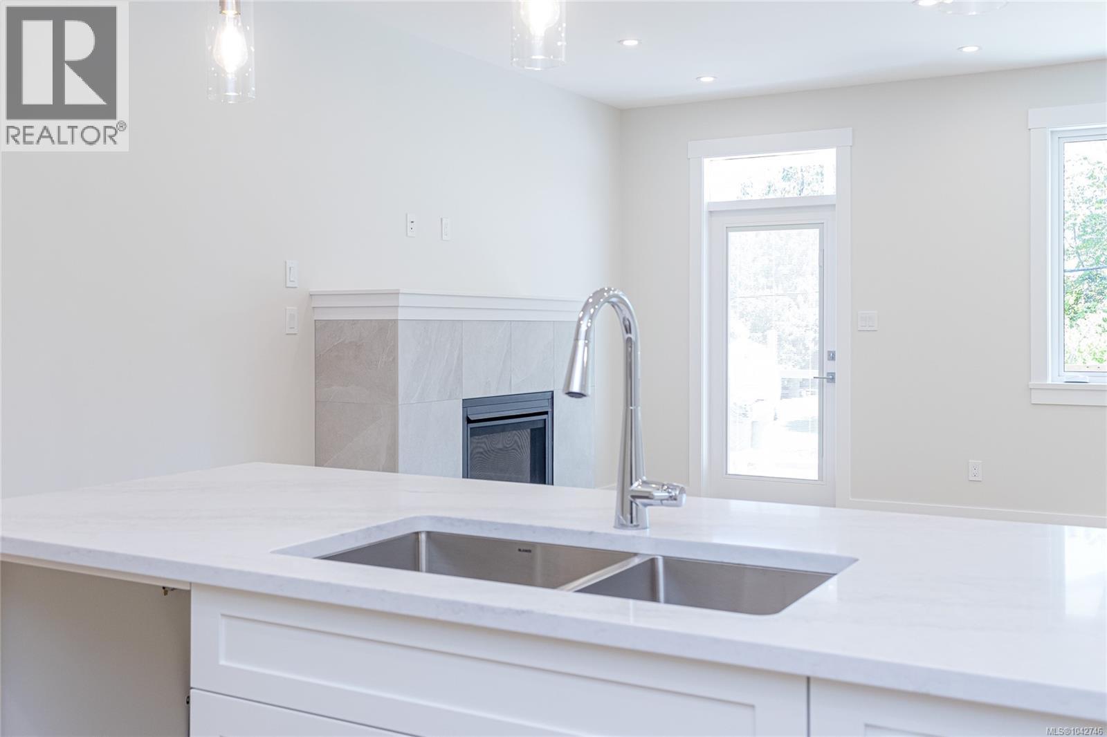 780 Russell Rd, Ladysmith