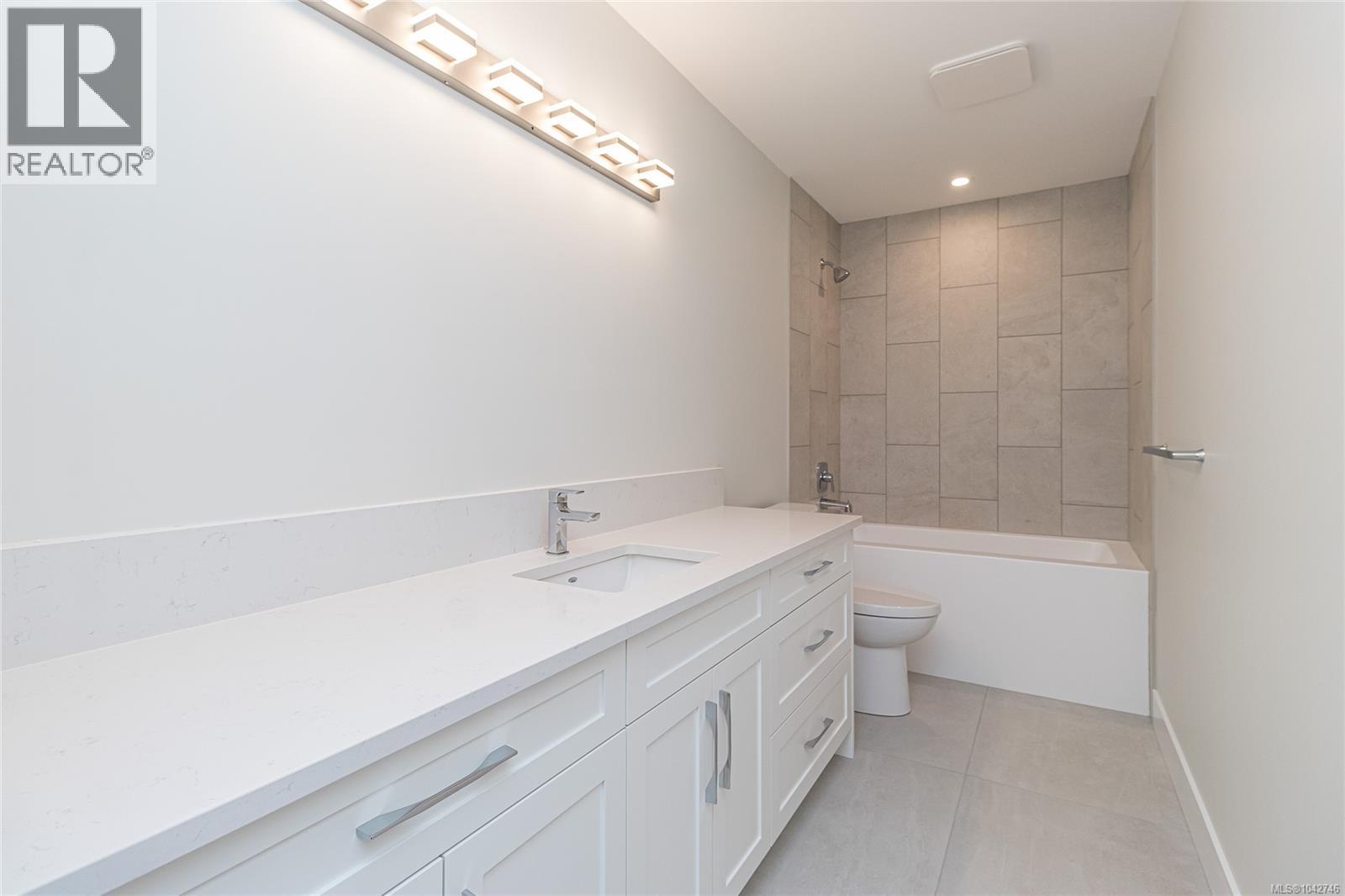 780 Russell Rd, Ladysmith