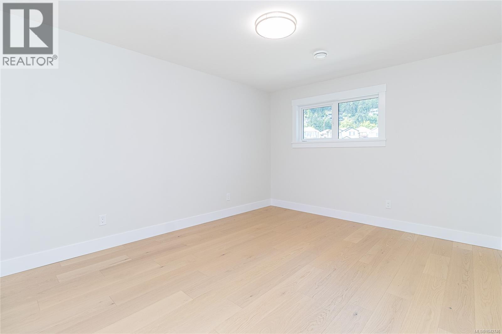 780 Russell Rd, Ladysmith
