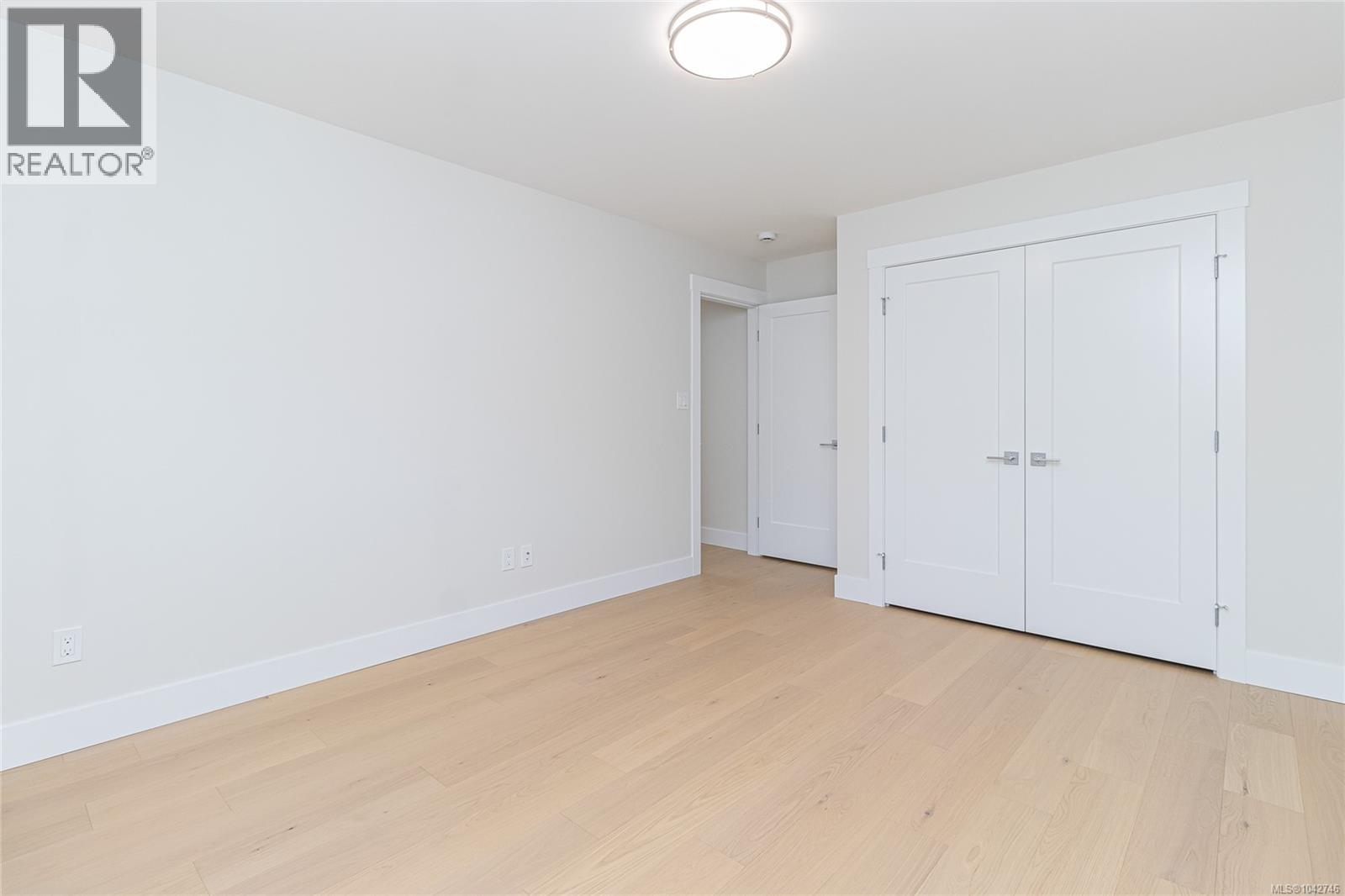 780 Russell Rd, Ladysmith