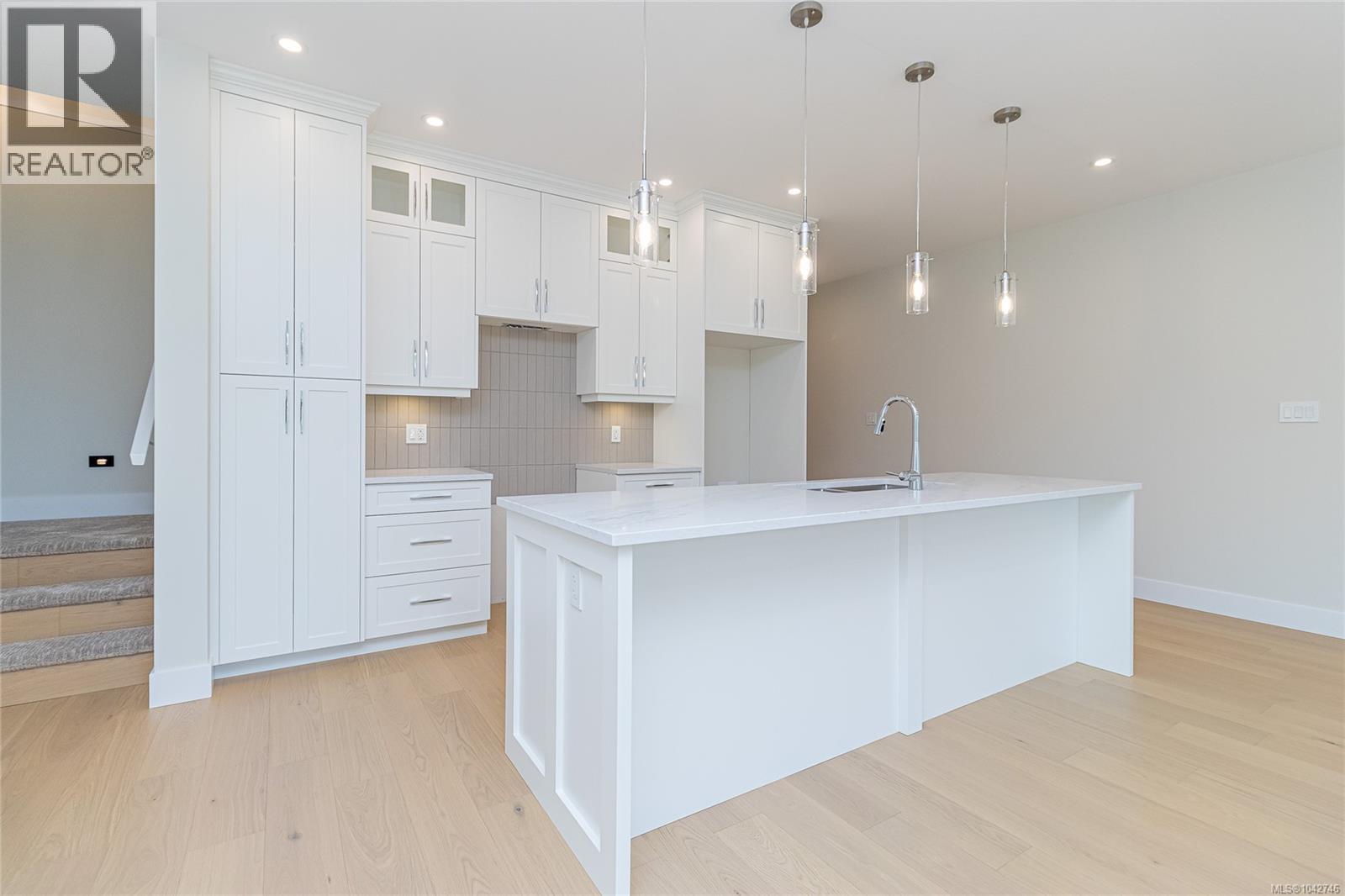 780 Russell Rd - 14
