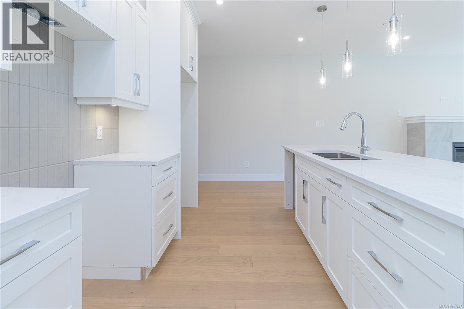 780 Russell Rd - 16