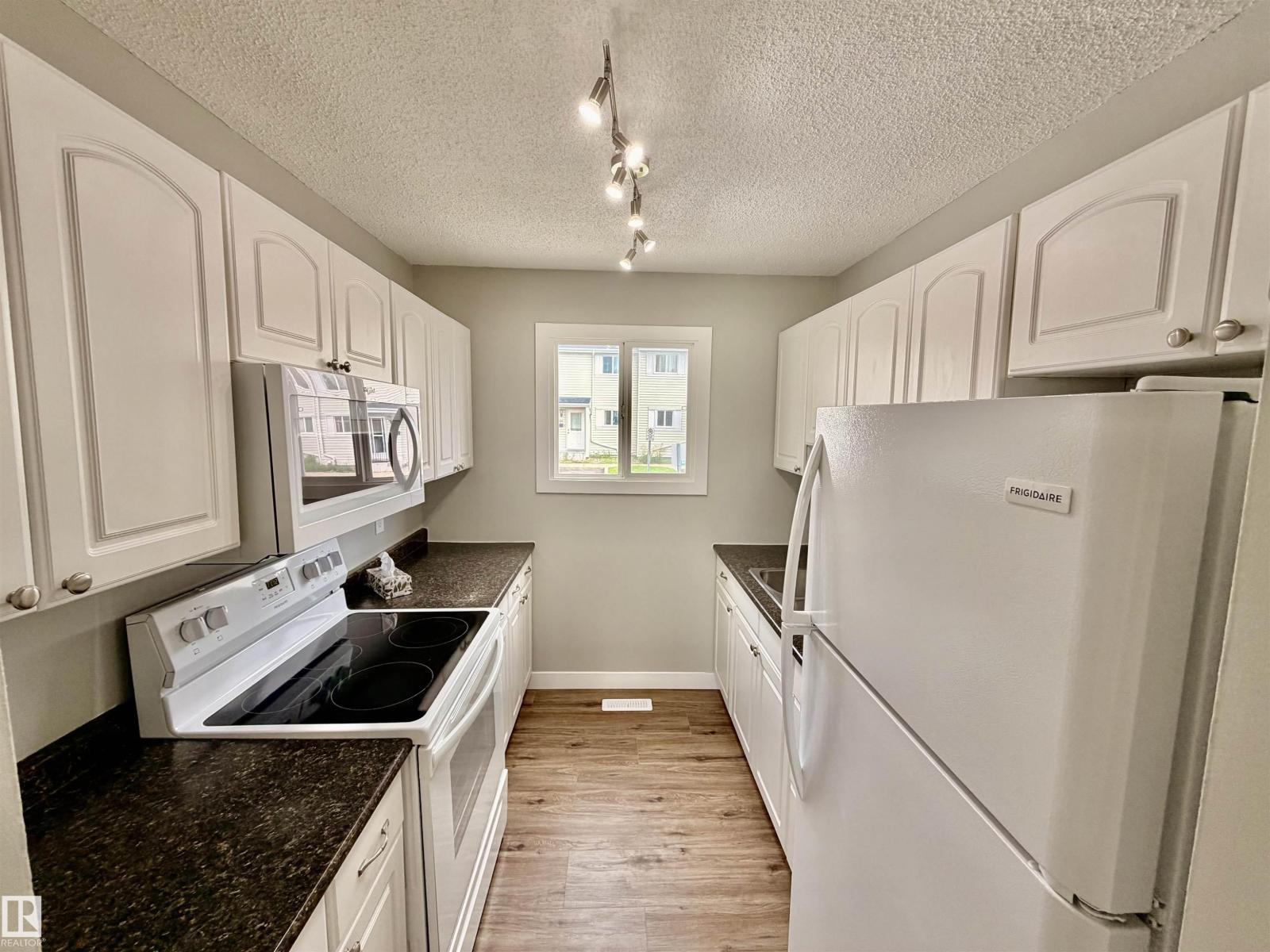 11430 139 AV NW - 10