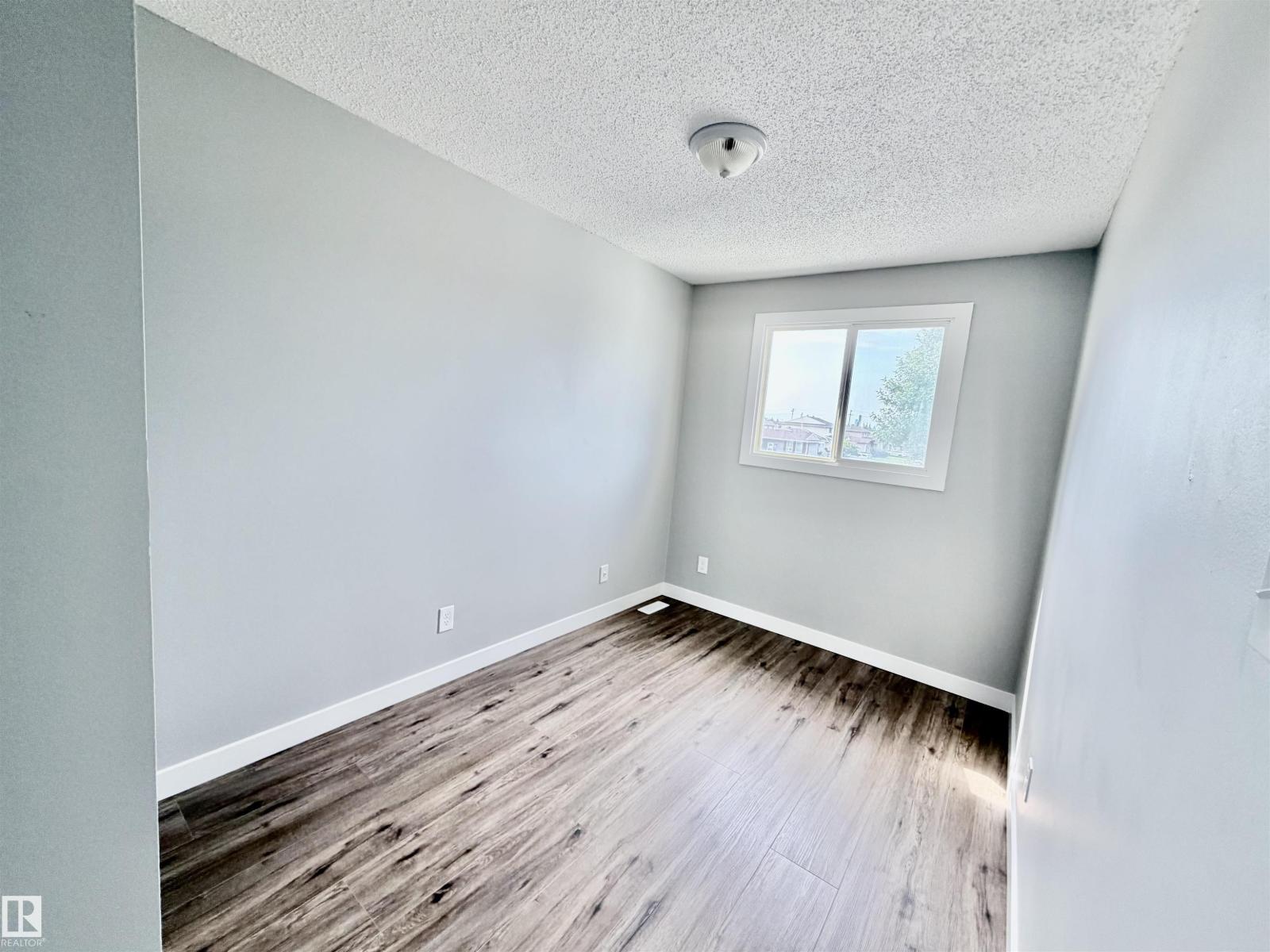 11430 139 AV NW - 13