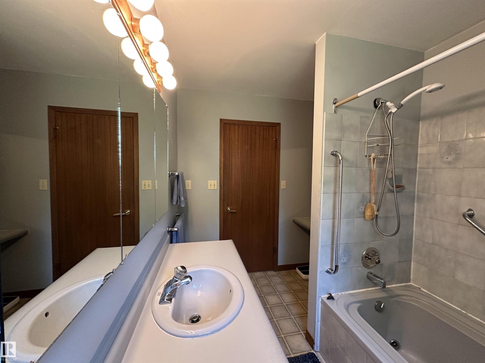 2340 28 AV SW - Image 29