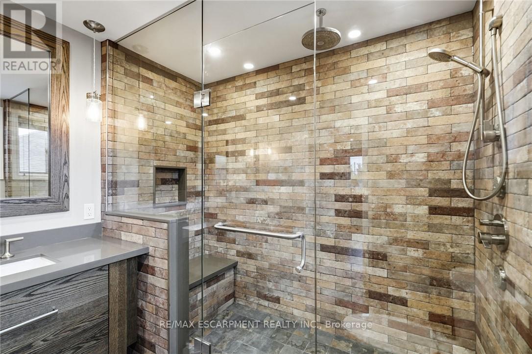 5 MANOR CRESCENT - 21