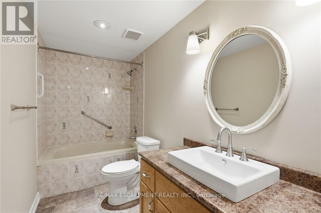 5 MANOR CRESCENT - 32