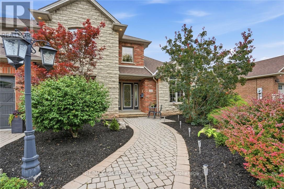 5 MANOR CRESCENT - 4