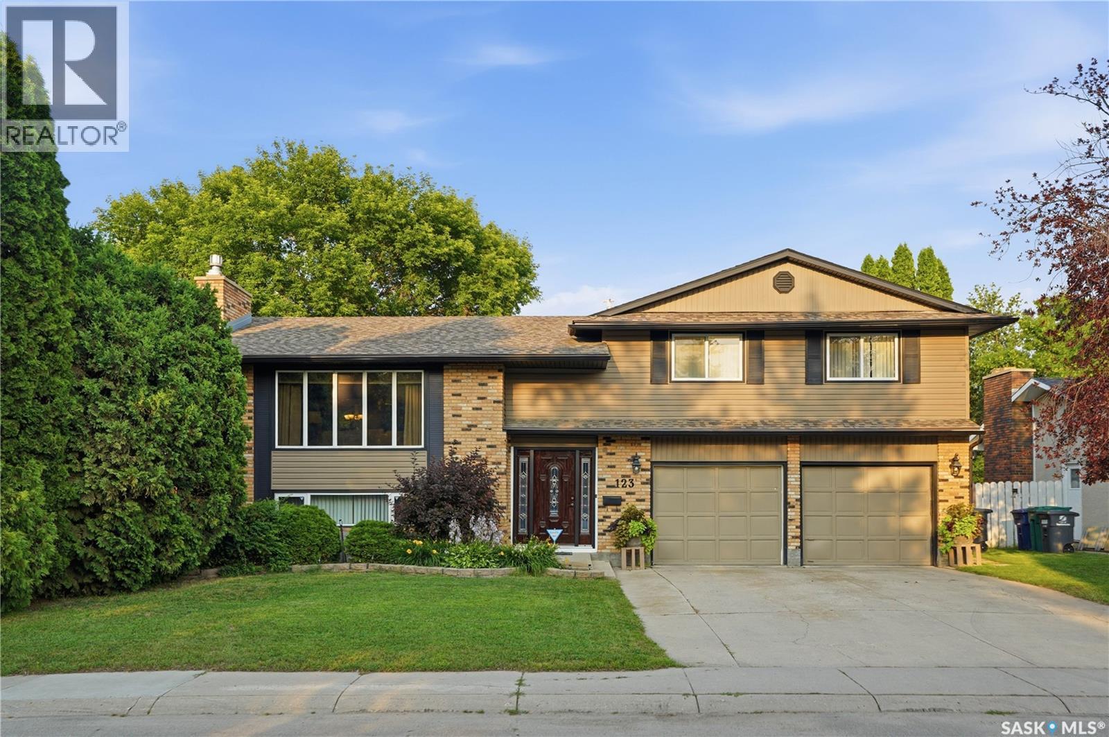 123 TRENT CRESCENT, Saskatoon — photo 2