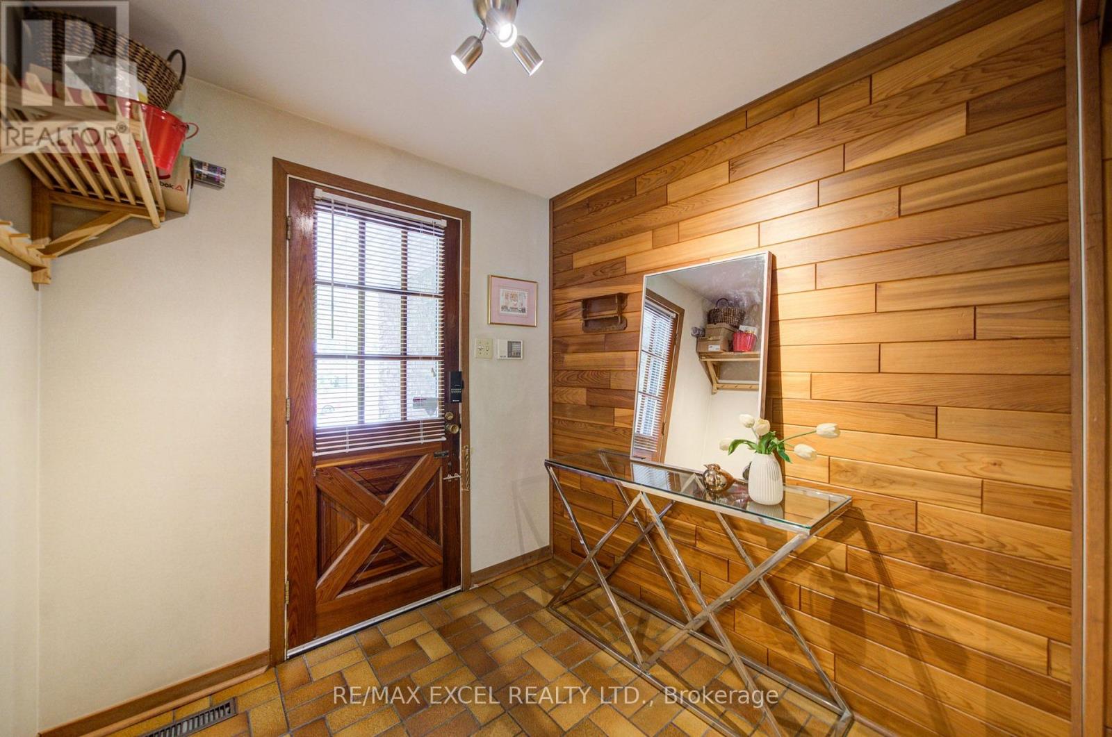 81 AMANDA DRIVE - 4