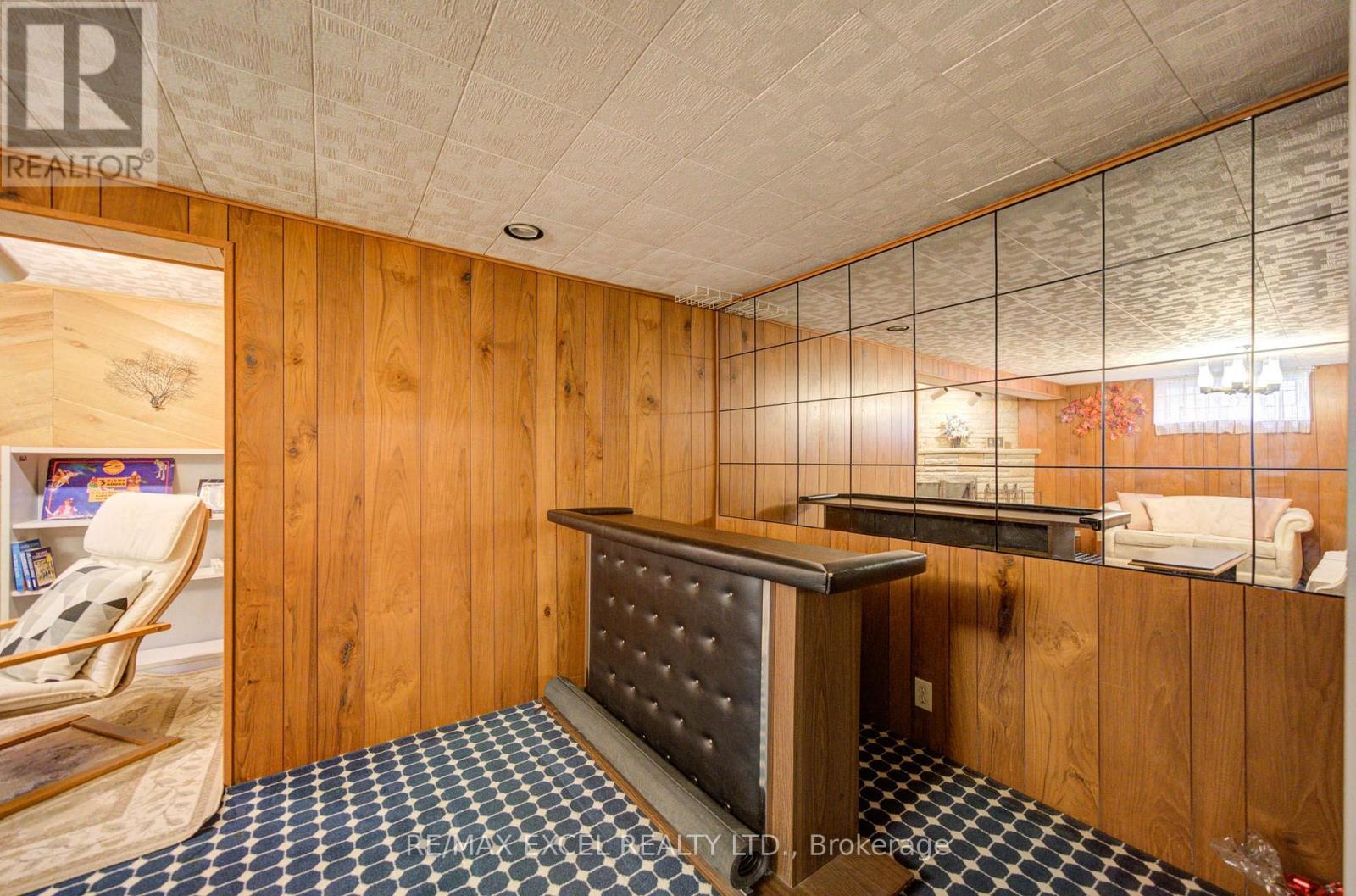 81 AMANDA DRIVE - 38