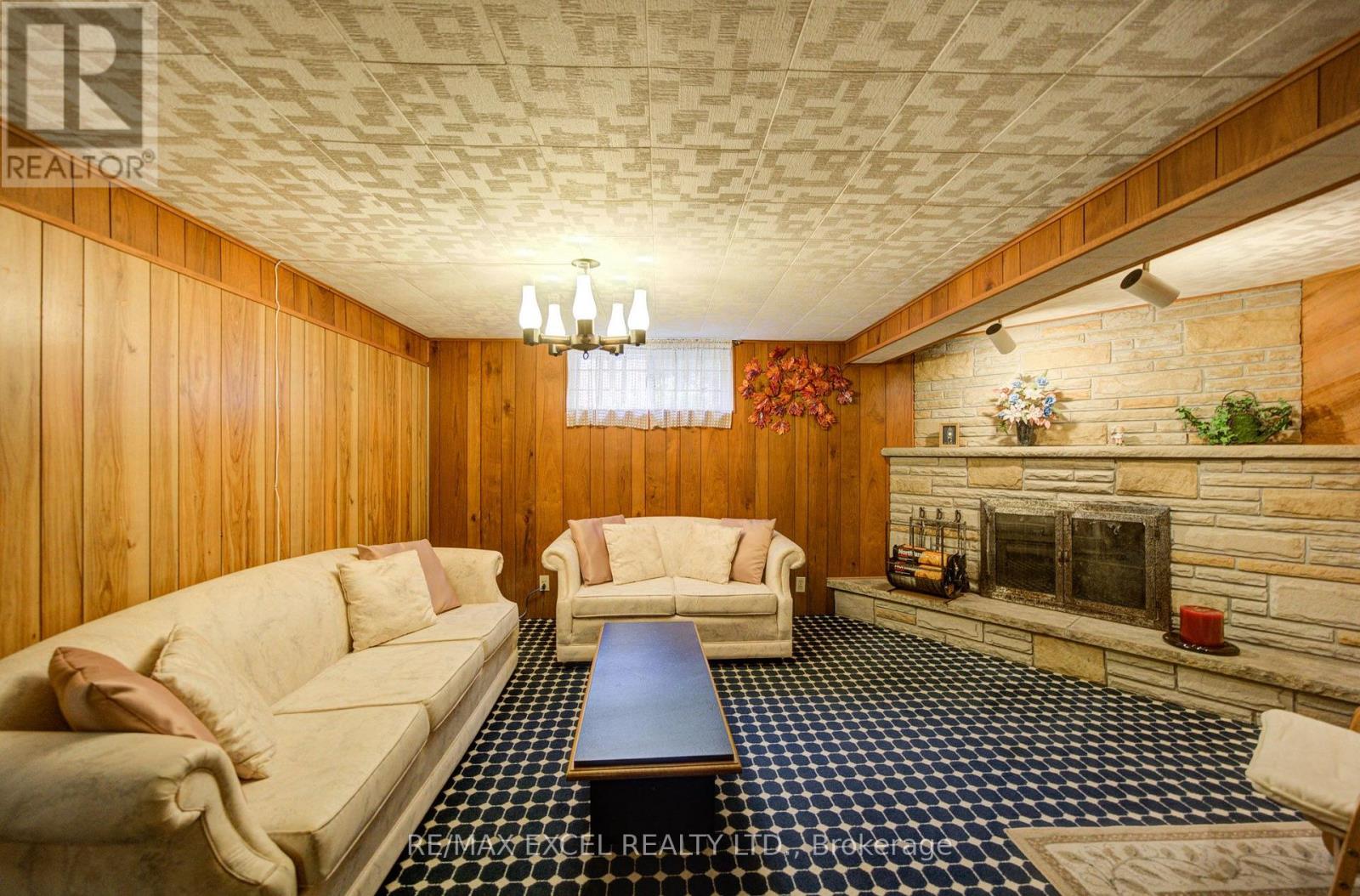 81 AMANDA DRIVE - 41