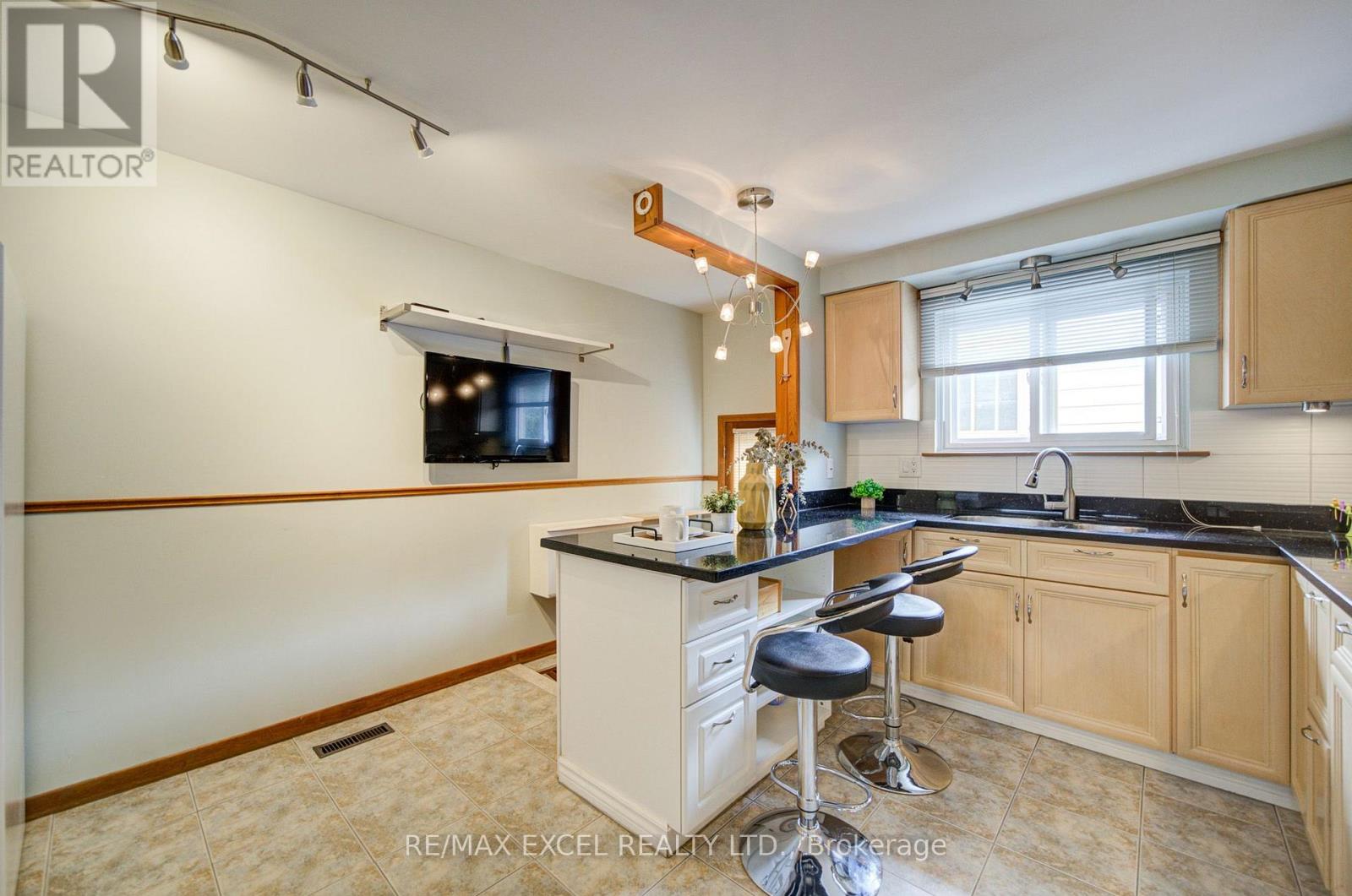 81 AMANDA DRIVE - 17