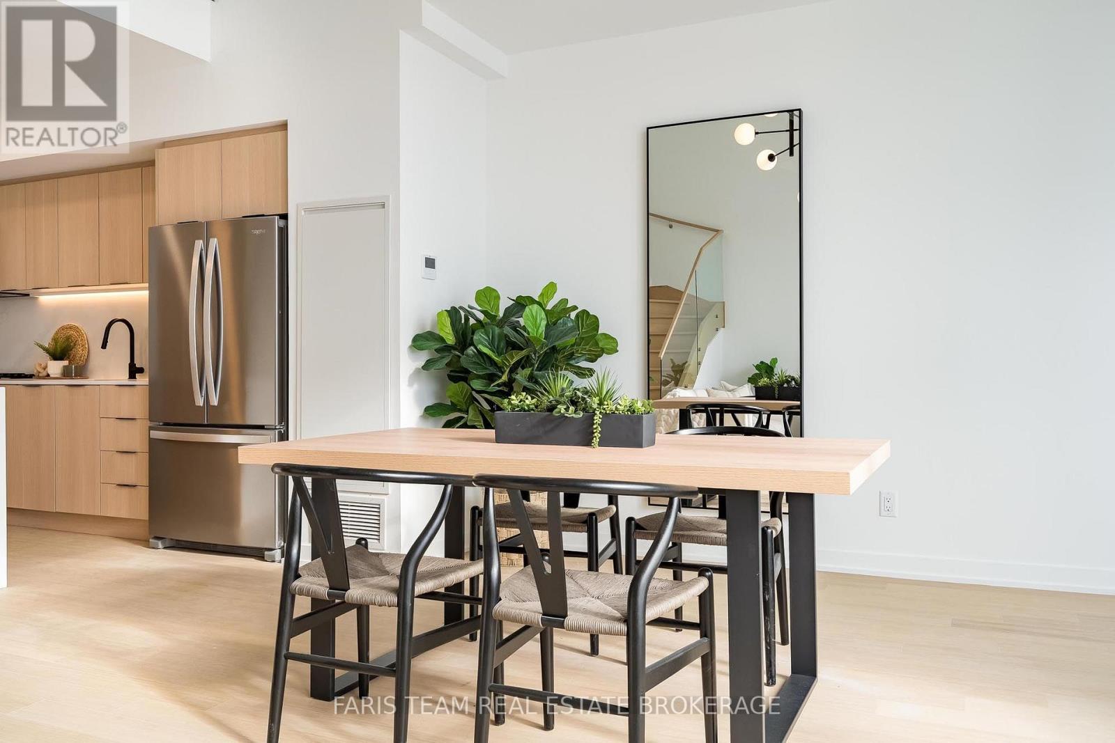 #611 31 HURON STREET - 14