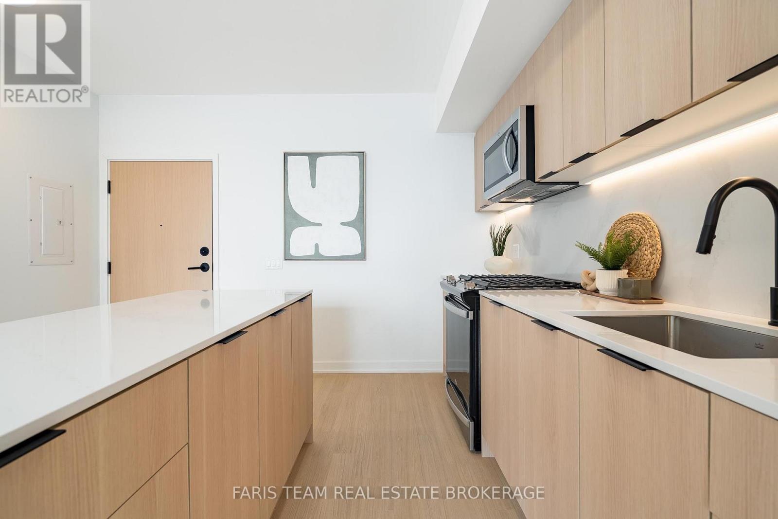 #611 31 HURON STREET - 12