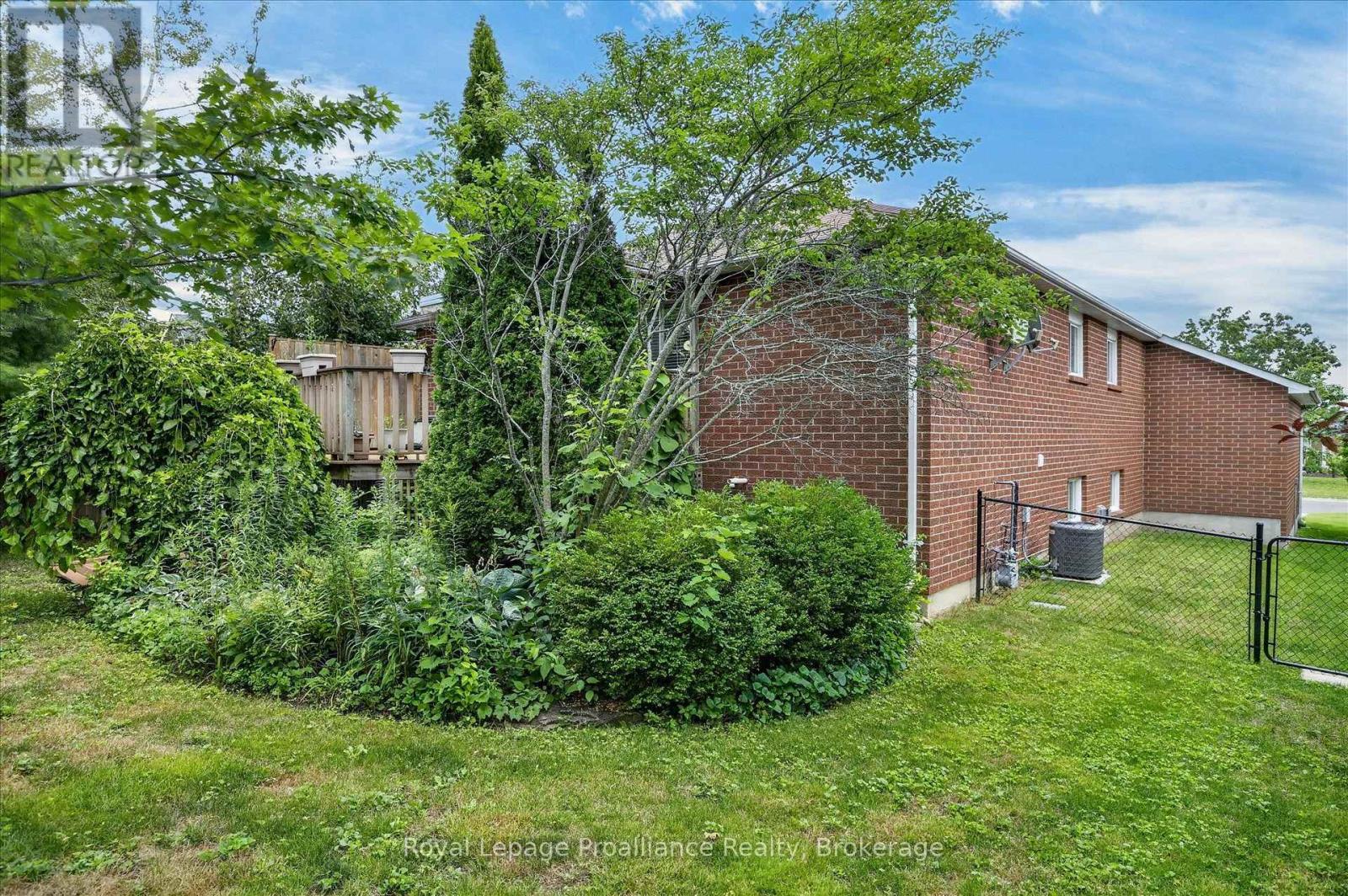 1423 GLENFOREST CRESCENT - 44