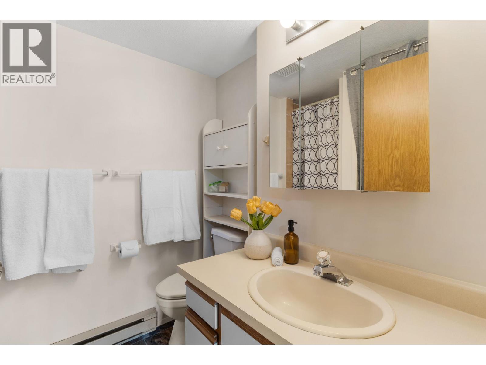 #100 3050 Seclusion Bay Road - 20