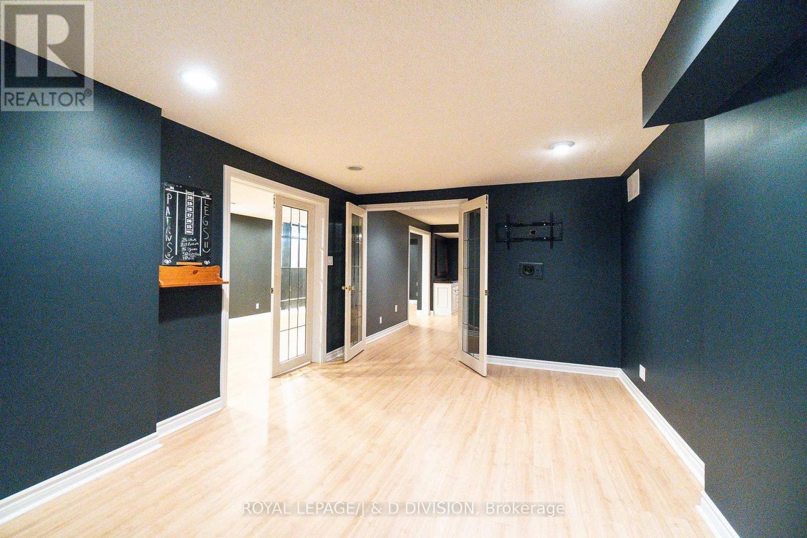 12 JASON CRESCENT - 41