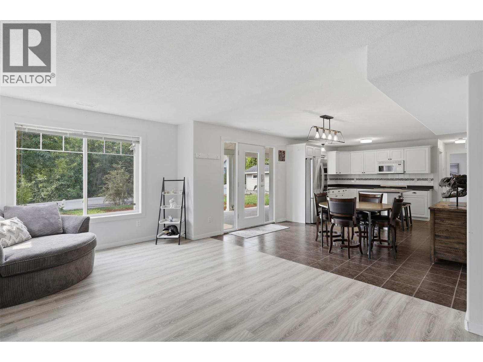 404 SUN RIVERS Drive W - 32