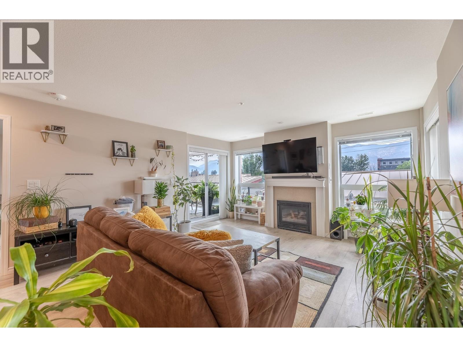 #304 3346 SKAHA LAKE Road - 4